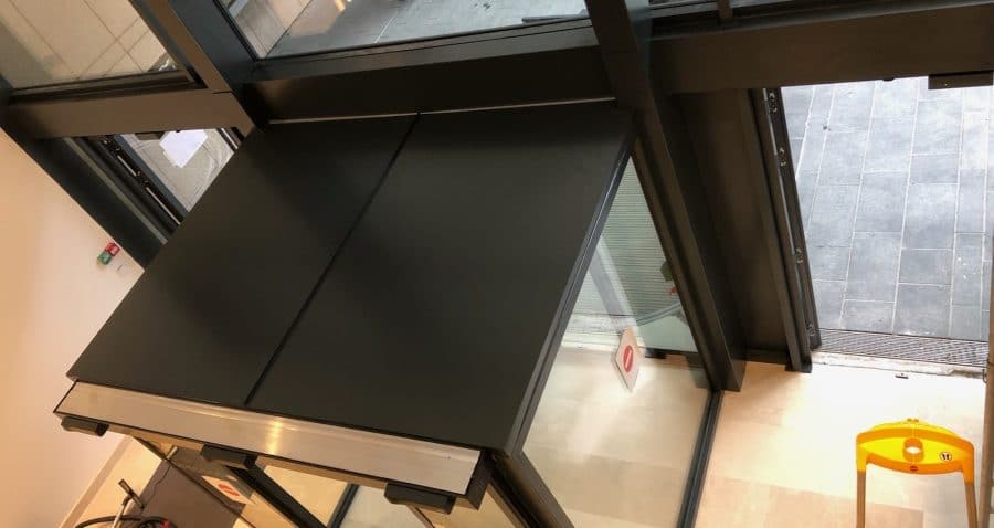 Zoom sur le SAS d'entrée Photo de la façade de l'immeuble Jean-Monnet à La Défense