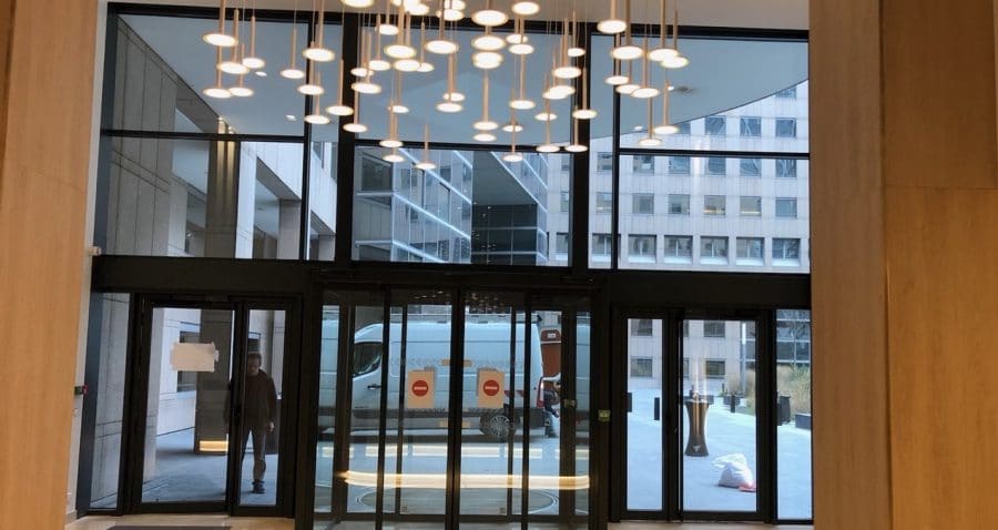 Photo d'ensemble prise depuis l'extérieur de la façade de l'immeuble Jean-Monnet à La Défense
